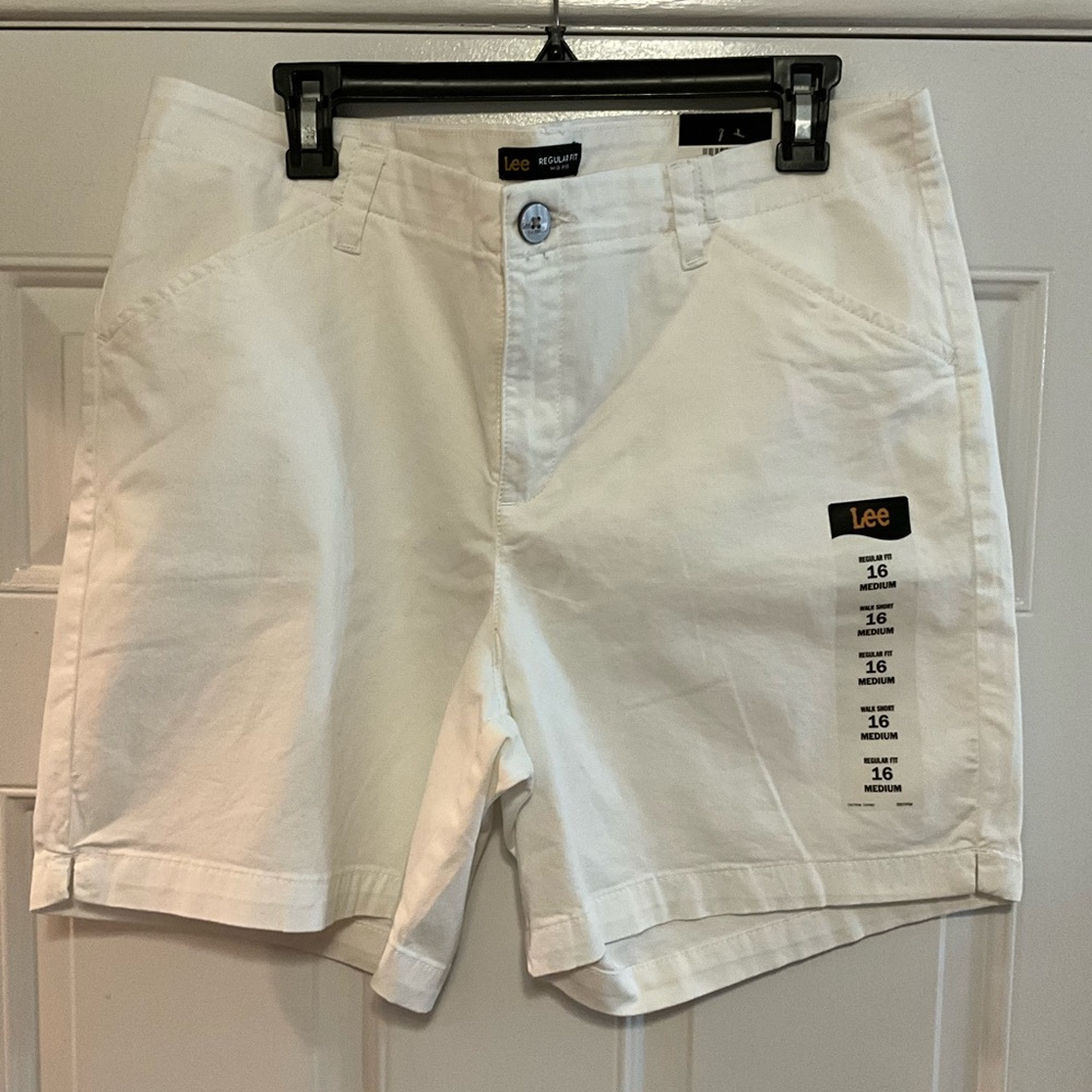 NWT ~ Womans Lee Walking Shorts Sz 16